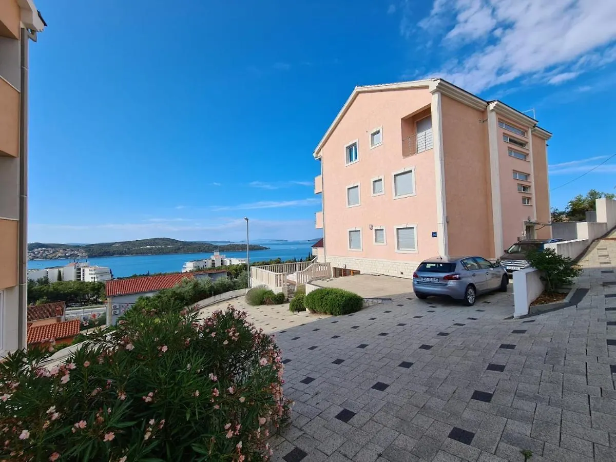 Villa Luciana Τρογκίρ 0*,