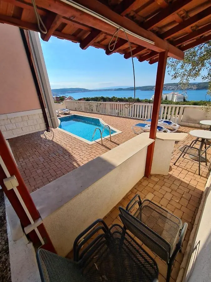 Villa Luciana Τρογκίρ 0*,