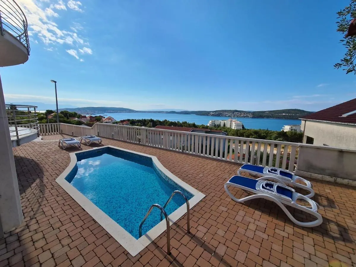 Villa Luciana Τρογκίρ